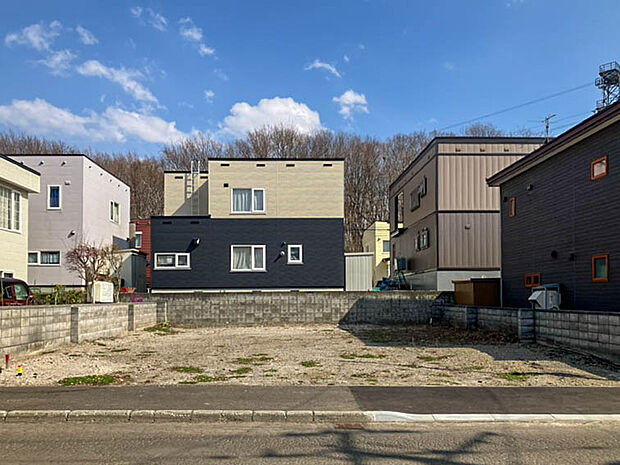 【現地写真】
約62坪の広々とした売地が登場。土地が広いと隣家との間隔が空きやすいため、生活音などを気にせず過ごすことができます。
（2026年4月撮影）