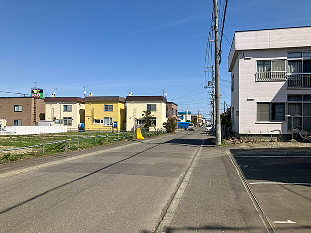 【現地写真】
前面道路は幅員約8mの南西側。きれいに舗装された前面道路は、お住まいの見栄えも良くしてくれますね。
(2026年5月撮影)