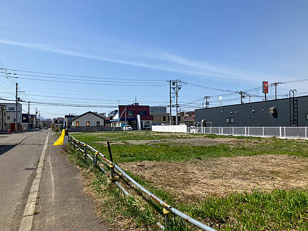 【現地写真】
土地の広さや建設後のイメージをすぐに確認できる更地です。解体費用が掛からないのが嬉しいポイントですね。
(2026年5月撮影)