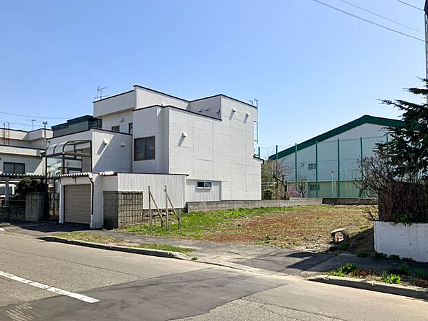 【現地写真】
間口も広く陽当り、風通しが期待できます。視覚的な広がりも感じ、実際の広さ以上にゆったりとした印象を与えてくれます。
(2026年4月撮影)