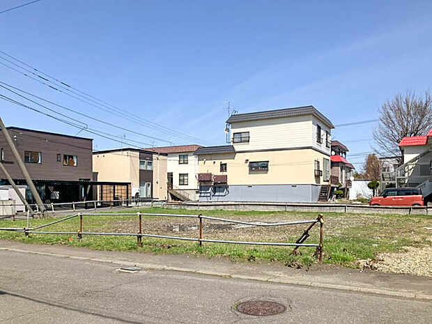 【現地写真】
JR千歳線「平和」駅まで徒歩約14分と利便性の高い立地。徒歩10分圏内に生活利便施設が充実した、暮らしやすい住環境です。
(2026年4月撮影)