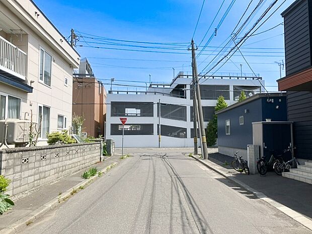 【現地写真】
徒歩10分圏内に教育機関や買物施設が揃う便利な住環境で、子育て世帯にもおすすめです。げひ現地をご覧ください。
（2026年5月撮影）