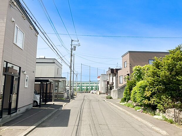 【現地写真】
南東側約8m公道に面した、開放感のある現地です。陽当りが良く、車の出し入れにもゆとりを感じられます。
（2026年5月撮影）