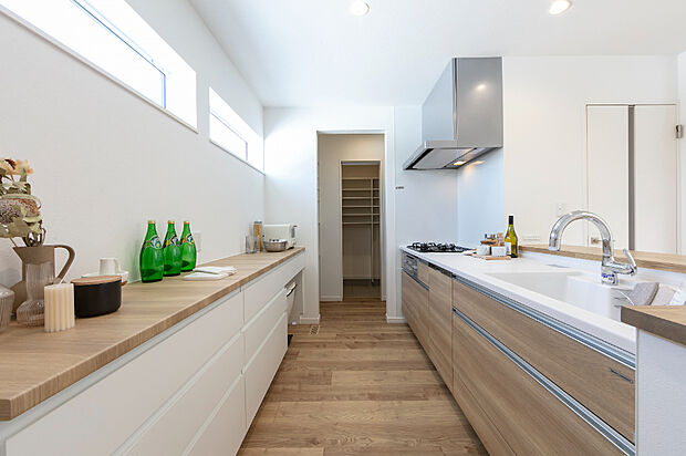 【【ダイニングから見たキッチン】】（現地撮影：2024年3月）