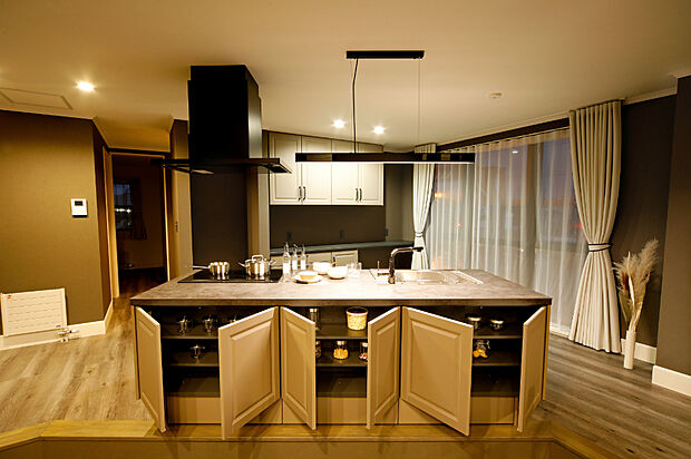 【【キッチン】】背面の食器棚にも全て扉が付いているので、全部丸見えの飾り棚はハードルが高い…いつもおしゃれに飾る自信がない…という方は、このキッチン必見です。
（撮影：2022年11月）