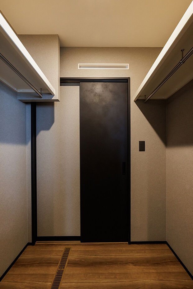 【【1号棟／1階ファミリークローゼット】】キッチンから洗面スペースまでの間にファミリークローゼットをもうけ、家事動線がスムーズに。身支度や片付けも効率よくこなせる間取りです。
（2025年5月撮影）