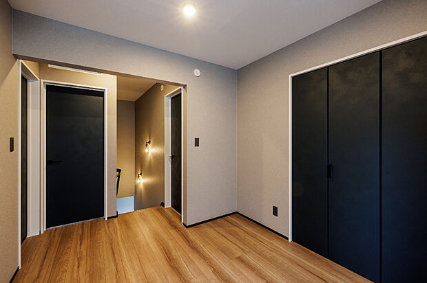 【【1号棟／2階納戸】】階段を上がった先には4.5帖のフリースペース。スタディコーナーや室内干し、収納スペースなど、ライフスタイルに合わせて多彩に活用できます。
（2025年5月撮影）