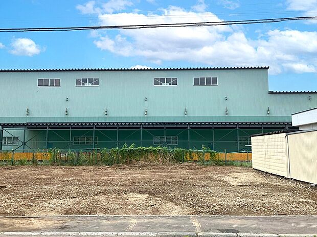 【【2号地　現地写真】】間口は約10mと広く開放感がございます。前面道路との段差も少なく駐車もスムーズにできそうですね。
（2025年7月撮影）