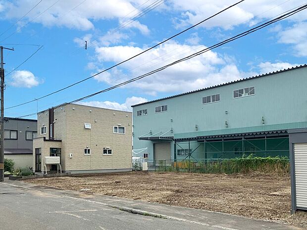 【【現地写真】】幅員約8mの東側公道に面しています。周辺には高い建物が少ないため陽当りも良好。暖かい陽光を感じられます。
（2025年7月撮影）