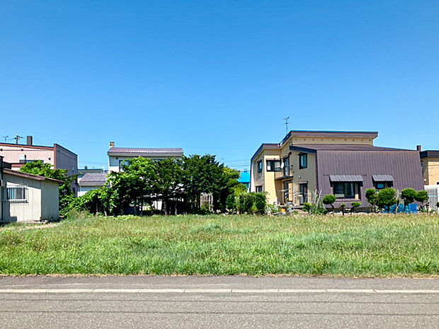 【【現地写真】】間口は約12mと広く、開放感たっぷり。見通しも良くなりお車の出し入れもしやすそうですね。
(2025年7月撮影）