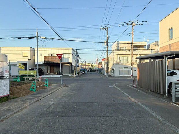 【【現地写真】】幅員が広くお車の出し入れもしやすいので、お出かけにも便利な立地です。小学校まで徒歩約10分とお子様の通学にも嬉しい環境。
(2025年10月撮影）