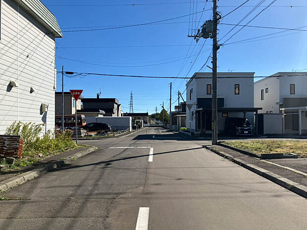 【【現地写真】】前面道路は東側、幅員約8mのゆとりある公道です。見通しの良い道路は安全性、防犯性も高まります。
（2025年10月撮影）