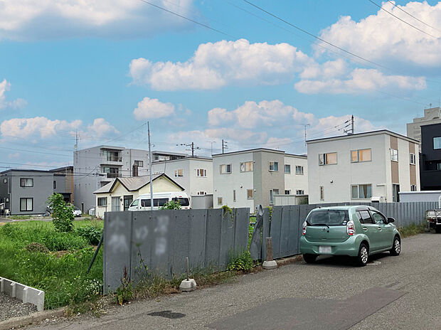 【【現地写真】】小学校まで徒歩約5分。買物施設を含む生活利便施設が徒歩圏内に揃い、子育てにも優しい環境です。
(2025年8月撮影）