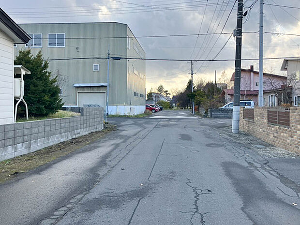 【【現地写真】】幅員約8mのゆとりある公道に面しています。お車でのすれ違いや駐車もしやすい立地です。
(2025年11月撮影)