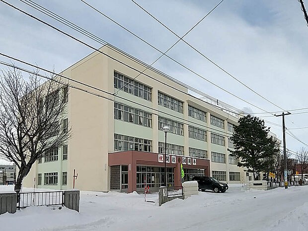 元町小学校(約1,000m)