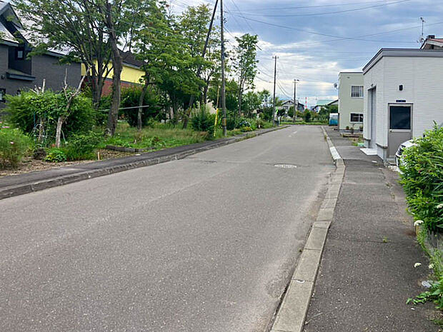 【【現地写真】】幅員約8mの見通しの良い道路に面しております。お車でのすれ違いもラクラク。きれいに舗装された前面道路は、お住まいの見栄えも良くしてくれますね。
(2026年3月撮影)