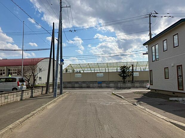 【【現地写真】】小学校まで徒歩約5分と、お子様の通学や送り迎えにも心強い環境。スーパーやコンビニを含む生活利便施設が揃い、生活環境も良好です。
(2026年4月撮影)