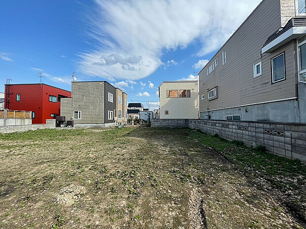 【【現地写真】】建築プランをイメージしやすい現況更地。解体費用が抑えられ、引き渡し後の建築がスムーズ点も嬉しいですね。
(2026年4月撮影）