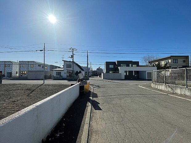 【【現地写真】】周辺は平坦な道のりとなっており自転車やベビーカーでの移動も楽々。暮らしやすさが魅力の物件です。
(2026年4月撮影）