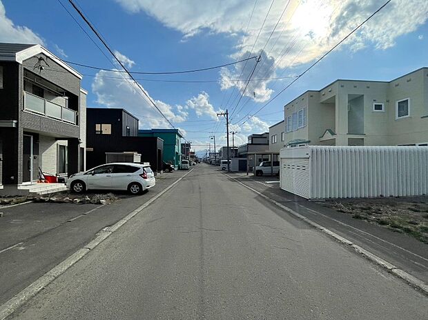 【【前面道路】】どこまでも続いていくような広い前面道路が、街並みに開放感とゆとりを演出します。
(2026年4月撮影）