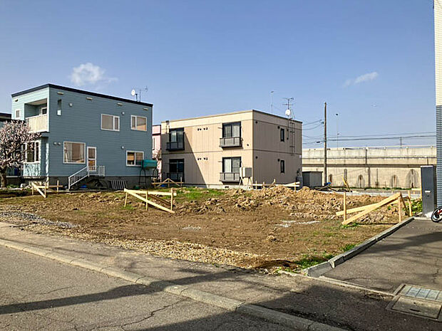 【【現地写真】】角地を含む全5区画なります。理想の住まいづくりをスムーズに進めやすい、建築条件付土地。参考プランもご用意しております。
(2026年4月撮影)