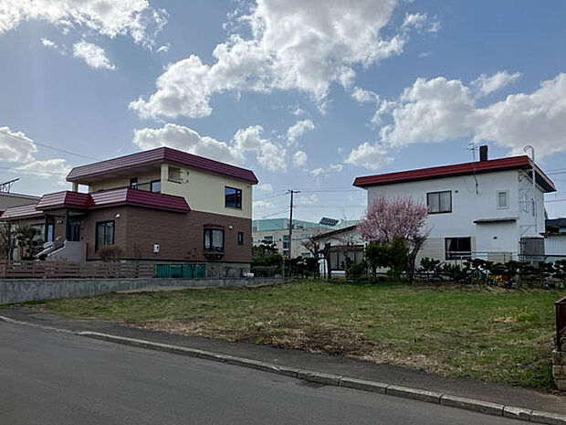 【【現地写真】】周辺は低層住居が建ち並び、のびのび暮らせる閑静な住宅街の一画となっております。
(2026年4月撮影)