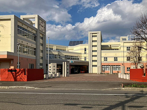 美しが丘緑小学校（約850m）