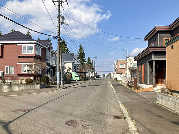 【【現地写真】】歩道のある広々とした道路に面した、開放感ある売地です。お子様との外出やペットとのお散歩にも心強いですね。
（2026年4月撮影）