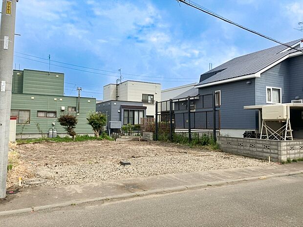 【【現地写真】】第一種低層住居専用地域に位置し、低層住宅が建ち並ぶ穏やかな住環境。徒歩圏内に教育機関や生活利便施設が揃い、子育て世帯にもおすすめです。
(2026年6月撮影)