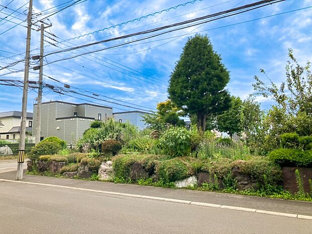 【【現地写真】】現在古家がございますが、解体後更地にてお引渡しいたします。建物解体の手間なく、土地の広さや形状を確認したうえで、理想の住まいづくりをご検討いただけます。
（2026年8月撮影）