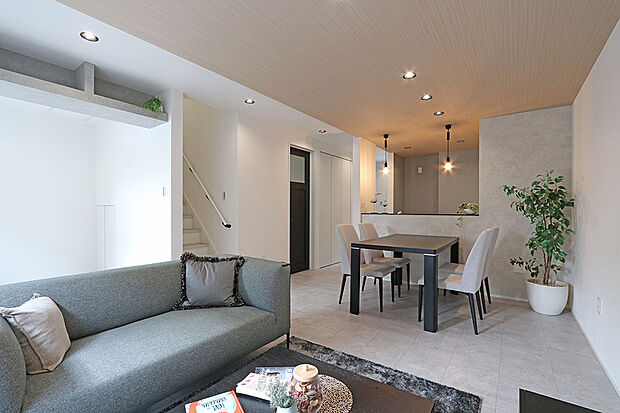 4号棟　ゆったりとしたリビング空間は、穏やかな時間が流れるくつろぎの場。家具の配置もしやすい設計です。