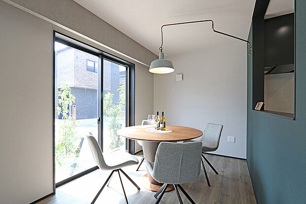 【1号棟　ダイニング】ダイニング部分にも大きな掃き出し窓を用意。陽光がたっぷり降り注ぎ、気持ちの良い朝食の場となります。