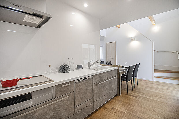 【キッチン】ステンレスでできたキャビネットはキッチンで気になりやすいにおいやカビの繁殖に強く、お手入れがしやすくなっています。