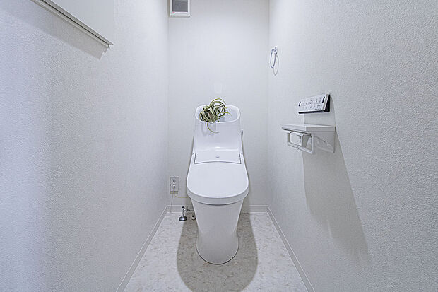 【トイレ】「ウォシュレット」の便座とノズル・ケースには防汚効果の高いクリーン樹脂を採用。汚れをはじくから、汚れてもサッとひと拭き。