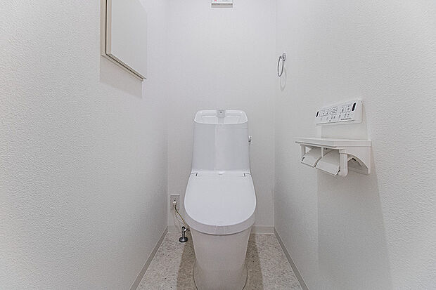 【トイレ】「ウォシュレット」の便座とノズル・ケースには防汚効果の高いクリーン樹脂を採用。汚れをはじくから、汚れてもサッとひと拭き。