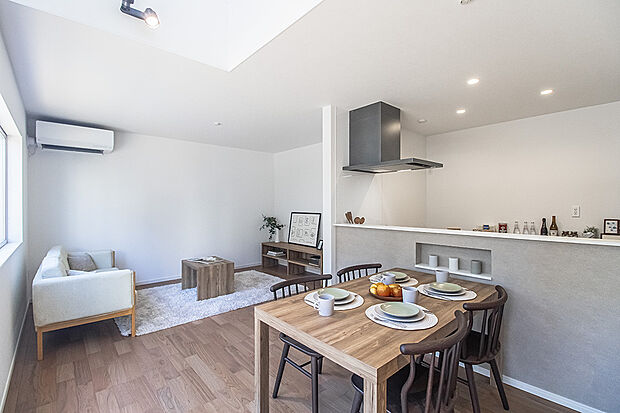 【9号地:LDK】18.78帖のLDK。
ダイニング上部には吹抜、、南側には大きな掃き出し窓がついており日当たり抜群!
気分も上がってお掃除もはかどりますね♪/9号地