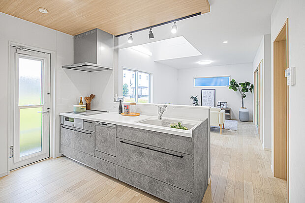 【キッチン】ステンレスでできたキャビネットはキッチンで気になりやすいにおいやカビの繁殖に強く、お手入れがしやすくなっています。