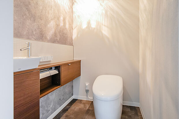 【トイレ】「ウォシュレット」の便座とノズル・ケースには防汚効果の高いクリーン樹脂を採用。汚れをはじくから、汚れてもサッとひと拭き。