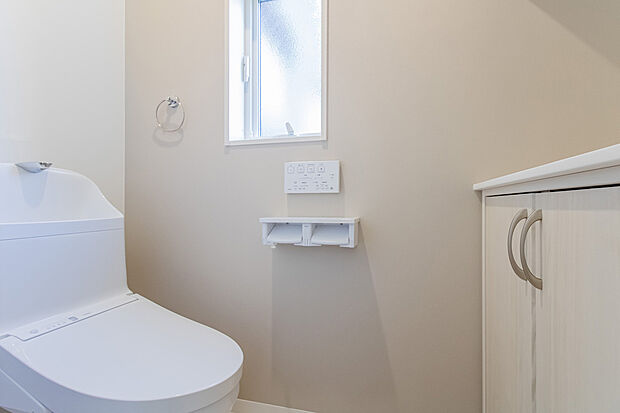 【トイレ】「ウォシュレット」の便座とノズル・ケースには防汚効果の高いクリーン樹脂を採用。汚れをはじくから、汚れてもサッとひと拭き。