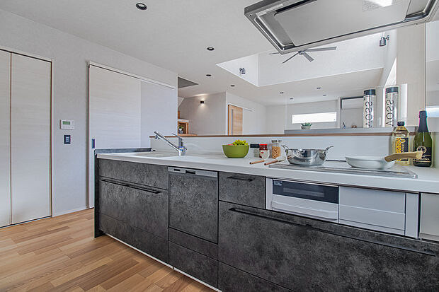 【1号地】収納スペースありのシステムキッチン。黒をベースとしたかっこいい仕上がり◎