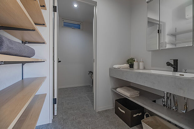 【1号地】収納棚付きの洗面スぺース。タオルや使用頻度の高いグッズなど置いてゆったりとスペースをお使いいただけます!