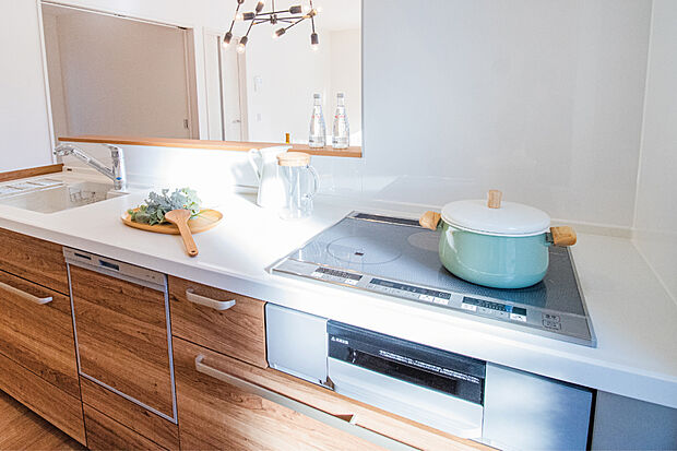 【オール電化】料金を非常に安く使える契約体系であり、一般的な従量電灯契約と比べ半額以下となっています。また、IHクッキングヒーターは燃料を使わないため炭酸ガスが発生せず、CO2削減に貢献します。