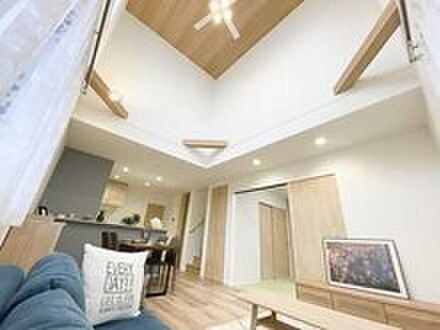 【～吹抜けの家～】リビング上部に吹抜けをつくることでより明るいLDKになります。
天井部分に木目調のクロスを貼るだけでもガラッと印象が変わります。
明るくオシャレなLDKで家族団らんの時間を過ごせる家。