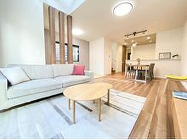 【～吹抜けと化粧柱を利用した家～】吹抜けをつくり開放感を演出。
畳スペースとリビングとの間には柱が3本あり、柱を利用することで開放感を感じる仕切りに。