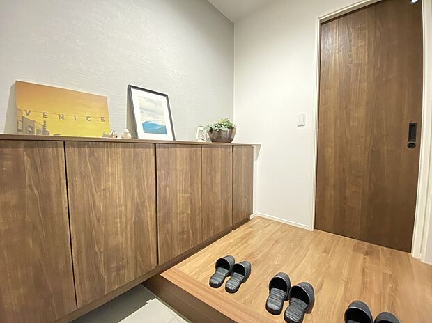 【玄関】優しいカラーの建具と調和し、温かみのある雰囲気を感じる玄関ホール。