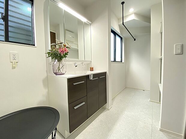 【洗面室】就寝前や朝の身支度の際など、快適にお使いいただける洗面脱衣室。
ランドリーには可動式の棚板がついているため、収納するものに合わせて高さを調整できます。