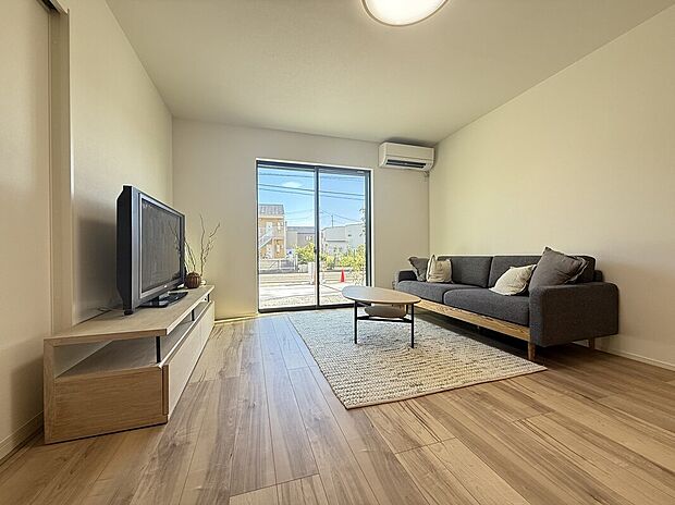 【リビング】18.5帖のゆとりあるリビングスペース。
南側のサッシからは日光が差込み、明るい室内で家族団らんのひと時をお過ごしいただけます。