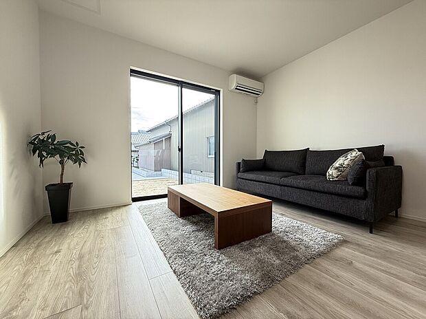 【リビング】リビングの掃き出し窓からは日光が差込み、明るい空間でお過ごしいただけます。