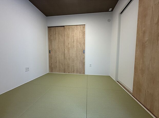 【和室】リビングと続き間の和室は、仕切りを開放することでより広々とした空間でお過ごしいただけます。
客間としても、お子様のお昼寝スペースとしても最適な空間です。