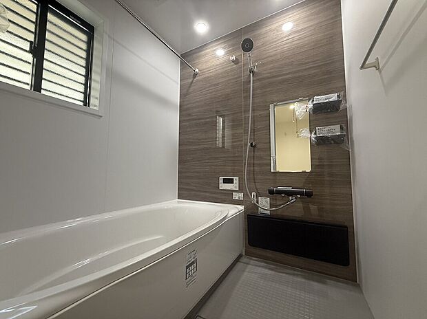 【浴室】木目調のアクセントは温かみがあり、清潔感のある空間を演出します。
魔法瓶浴槽になっているため、追い炊きをせずに温かいお風呂に入ることができます。